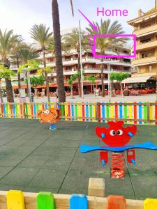 Ein Kinderspielbereich in der Unterkunft Tranquilo apartamento con vistas al mar.