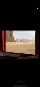 uma vista para o deserto a partir de uma janela de comboio em Wadi rum moon camp em Disah