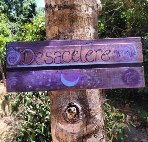 a purple sign on the side of a tree at Espaço Ecológico Bosque Ava in Cavalcante