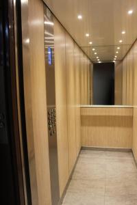 vestidor con puerta y espejo en 4 Chambres television -Jean Macé, en Fontenay-sous-Bois