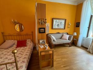 1 dormitorio con 1 cama y 1 sofá en The Place to be 2 "City Centre Apartments", en Viena