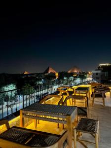 um grupo de bancos sentados no topo de um telhado em Jimmy Pyramids Hotel no Cairo