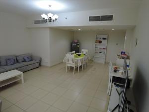 إمارة الشارقة منطقة الخان شقة مفروشة غرفتين و صالة أجار 15 يوم أو شهر في Al Khān: غرفة معيشة مع أريكة وطاولة