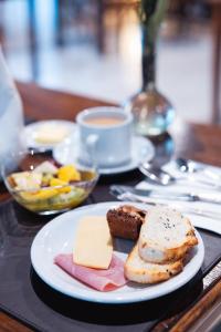 einen Tisch mit einem Teller Essen und einer Tasse Kaffee in der Unterkunft Finca Valentina in El Encón