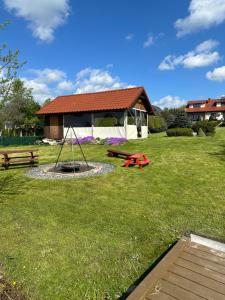 a park with a picnic table and a building at Piękna Góra in Giżycko