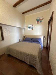 Un pat sau paturi într-o cameră la Dimora Marilena