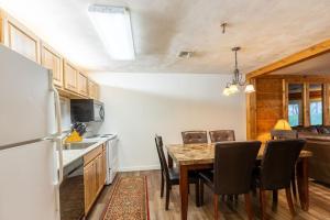 eine Küche mit Tisch und Stühlen und einem Kühlschrank in der Unterkunft Seven Springs Stoneridge 3 Bedroom Standard Condo - Ski-In Out, Pet Friendly! condo in Champion