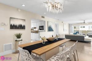 Luxury, Exclusive Building, Ocean Views, and Private Rooftop Sundeck的休息区
