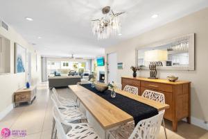 Luxury, Exclusive Building, Ocean Views, and Private Rooftop Sundeck的厨房或小厨房