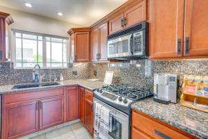 Gallery image of Lovely Tustin Home with Outdoor Kitchen 3 Mi to Zoo in Tustin