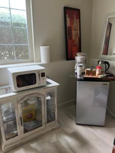 un micro-ondes posé sur un comptoir dans une cuisine dans l'établissement West Side Grand Rapids 2 room apartment close to everything, à Grand Rapids 7 autres photos