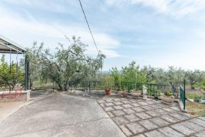 un patio al aire libre con macetas y una valla en Macchia Verde en Monte SantʼAngelo