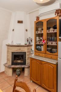 cocina con chimenea y armario de madera en Macchia Verde en Monte SantʼAngelo