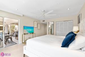 Luxury, Exclusive Building, Ocean Views, and Private Rooftop Sundeck客房内的一张或多张床位