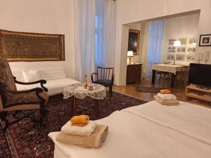 ウィーンにあるアパートメント アルトヴィーンのベッドルーム1室(ベッド2台付)、リビングルームが備わります。