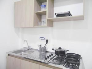 - une cuisine équipée d'une cuisinière avec des casseroles et des poêles dans l'établissement Apt#201 Descanso familiar en apartamentos Bethel, à Doradal