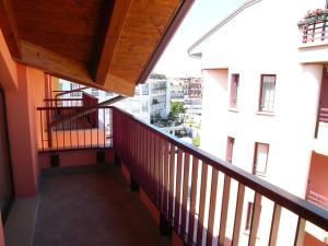 een balkon van een gebouw met een houten leuning bij Casa Tomani in Grado