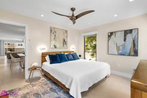 Luxury, Exclusive Building, Ocean Views, and Private Rooftop Sundeck客房内的一张或多张床位