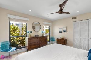 Luxury, Exclusive Building, Ocean Views, and Private Rooftop Sundeck客房内的一张或多张床位