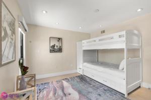 Luxury, Exclusive Building, Ocean Views, and Private Rooftop Sundeck客房内的一张或多张床位