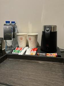 bandeja con cafetera y otros artículos. en فندق غسن (الإسكان), en Medina