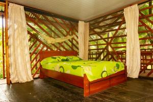 a bedroom with a bed in a wooden structure at Cabañas Dechi in Puerto Nariño