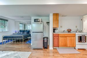 Η κουζίνα ή μικρή κουζίνα στο 7 Mi to Downtown with Yard Silver Spring Studio