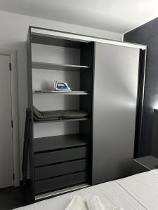 Un armario con una puerta abierta con un objeto azul dentro. en KA apartment Luxury, en Stara Zagora