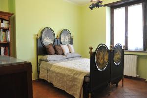 1 dormitorio con 1 cama con 4 espejos. en Il Granaio, en Strada