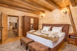 een slaapkamer met een bed in een blokhut bij Relax Lika 