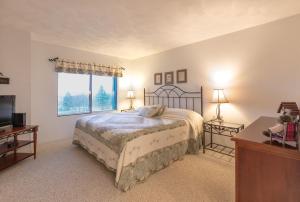 una camera con un grande letto e una finestra di Seven Springs Meadowridge 2 Bedroom Standard Condo with Deck and Mountain Views! condo a Champion