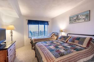 Un pat sau paturi într-o cameră la Seven Springs Meadowridge 2 Bedroom Standard Condo with Deck and Mountain Views! condo