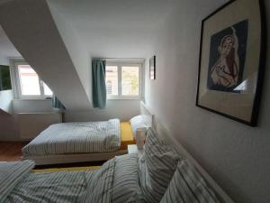 Łóżko lub łóżka w pokoju w obiekcie cosy old studio at Schlosspark