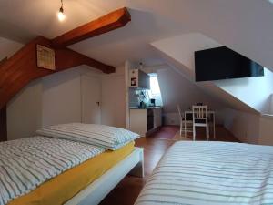 ein kleines Schlafzimmer mit einem Bett und einer Küche in der Unterkunft cosy old studio at Schlosspark in Wiesbaden