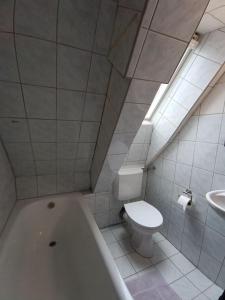ein Badezimmer mit einem WC, einer Badewanne und einem Waschbecken in der Unterkunft cosy old studio at Schlosspark in Wiesbaden