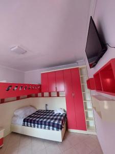 Tempat tidur dalam kamar di GEX Guest House