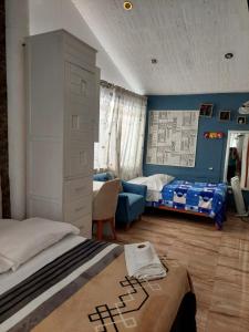 1 dormitorio con 1 cama, 1 cama y 1 sofá en Hostal COLUMBIA, en Moquegua