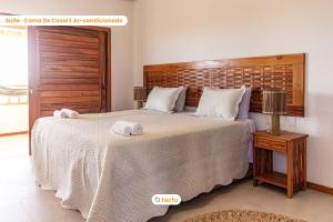 1 dormitorio con 1 cama grande y toallas. en Casa Canoé Fortim Piscina de Luxo em Condomínio en Fortim