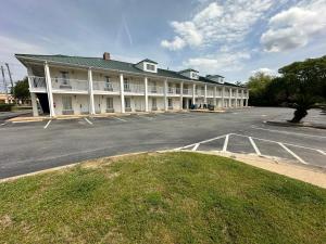 an empty parking lot in front of a hotel at Baymont by Wyndham Thomasville in Thomasville