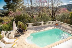 een zwembad met een wit hek eromheen bij Superb renovated villa 2 steps from Seillans in Seillans