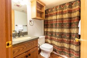 Bilik mandi di Seven Springs Stoneridge 3 Bedroom Standard Condo, walking distance to slopes! condo
