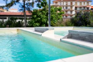 The swimming pool at or close to Il Gattino di Porto - apt 4 - Monolocale terrazzo piscina