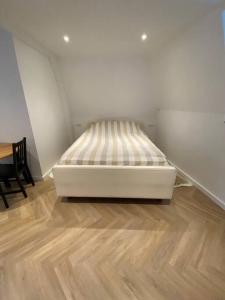 uma cama no canto de um quarto em Apartment City Center Terrace with Iconic View em Gouda
