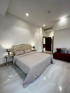 - une chambre avec un grand lit dans l'établissement شقة مريحة فاخرة Cozy apartment, luxury with fun, à Djeddah