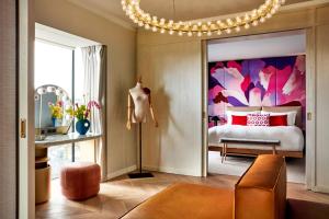 um quarto com uma cama com uma pintura colorida em The BoTree - Preferred Hotels and Resorts em Londres