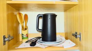 Příslušenství pro přípravu čaje a kávy v ubytování Nash3 Furnished Studio- CBD Nakuru