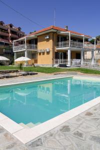 a large swimming pool in front of a building at Il Gattino di Porto - apt 5 - Bilocale terrazzo piscina in Imperia