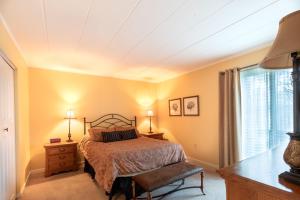 Schlafzimmer mit einem Bett und einem Fenster in der Unterkunft Seven Springs 2 Bedroom Standard Condo with Private Deck! condo in Champion