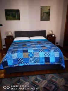 een blauwe en witte quilt op een bed in een slaapkamer bij Casa Ethan intero alloggio in Ceres
