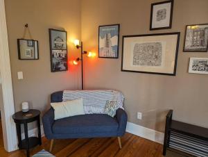 een woonkamer met een blauwe stoel en een lamp bij Bright Charming Smart Home with Relaxing Vibe in Harrisburg